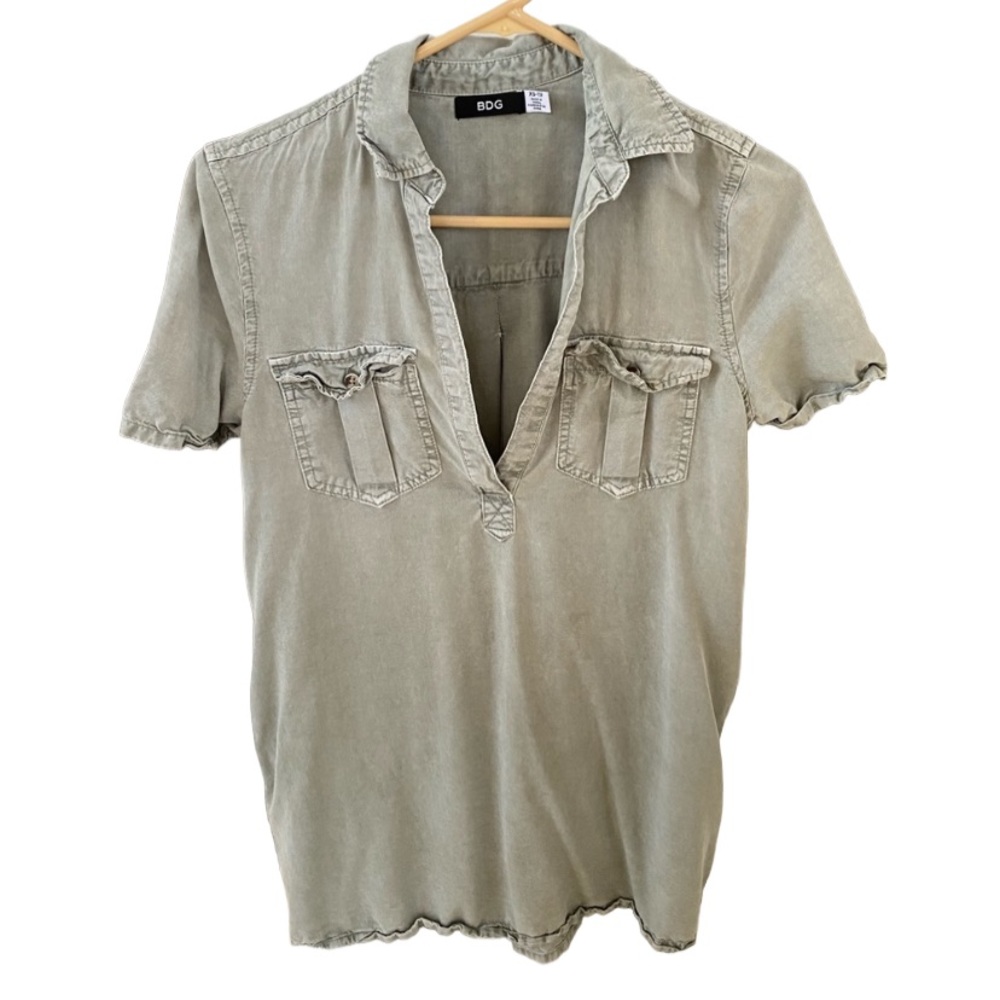 BDG women’s v-neck blouse tshirt size XS green with pockets